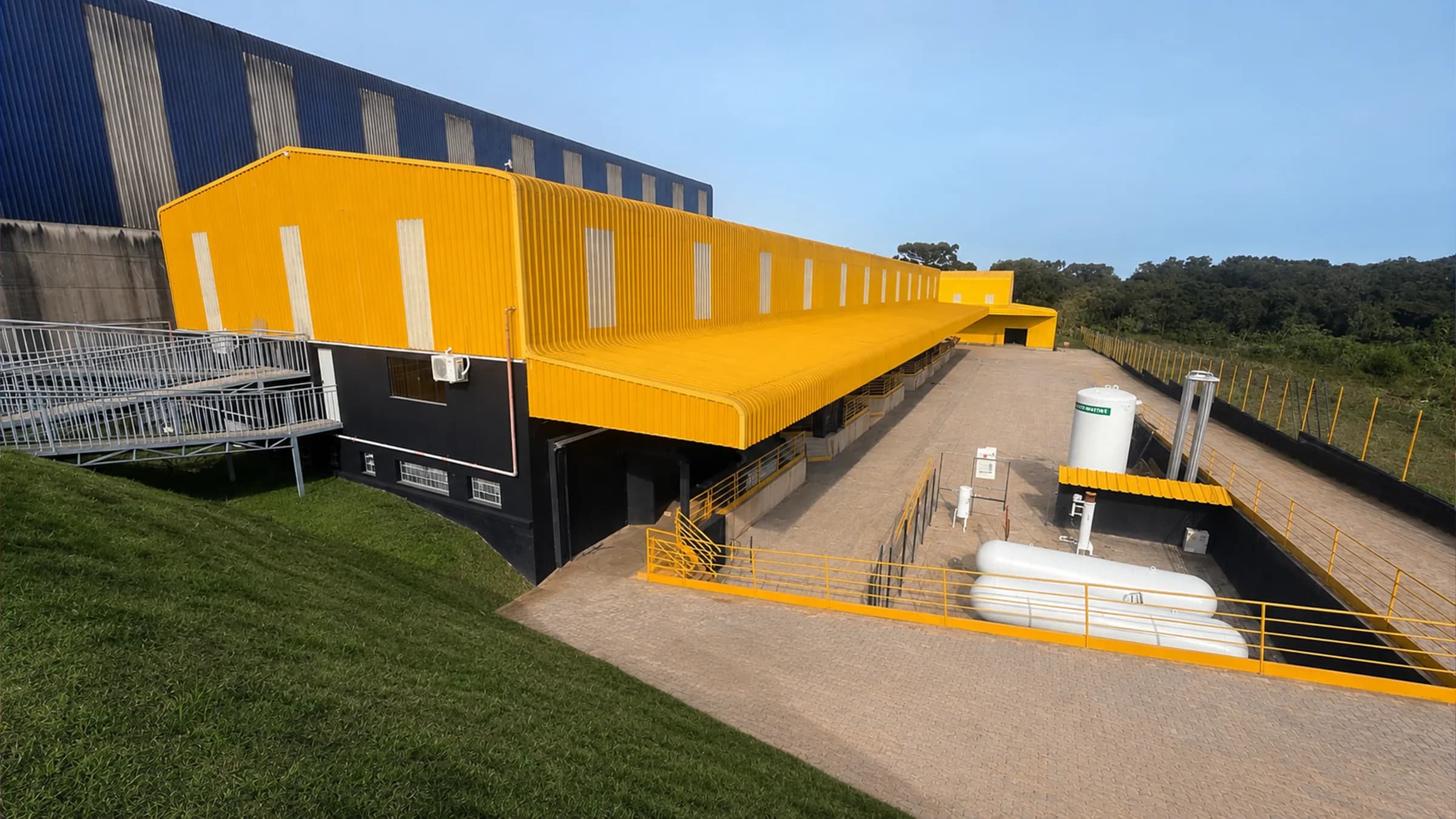 Fábrica da Mel do Malte em Cascavel: galpão amarelo com pátio e guarda-corpos amarelos
