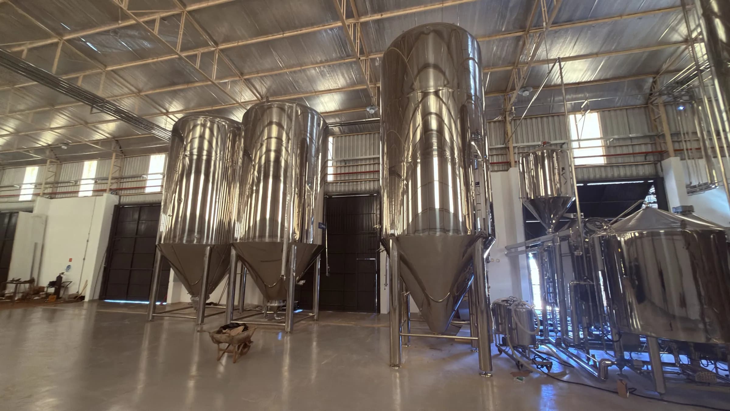 Tanques de inox da cervejaria